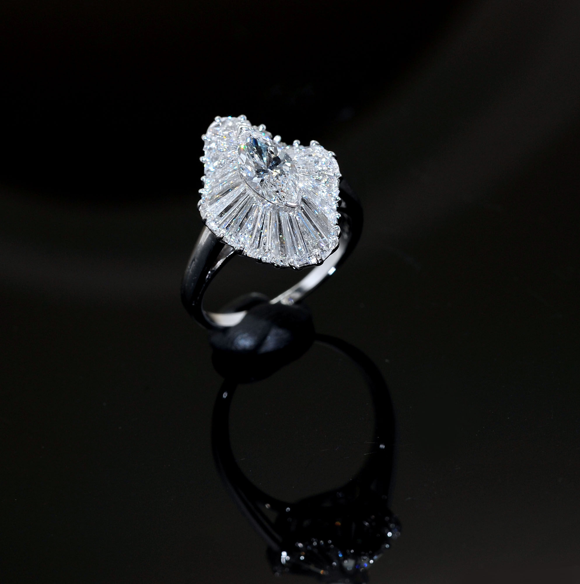 Oscar Heyman Ballerina Diamonds ring in Platinum with a 1.00 carat Marquise G/H colour VVS2 with 24 Baguettes 2.16ct F/G VVS1/2